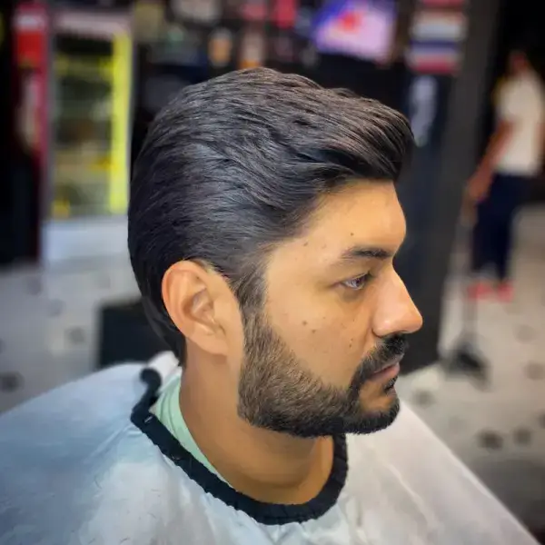 Hairstyle moderno e barba alinhada